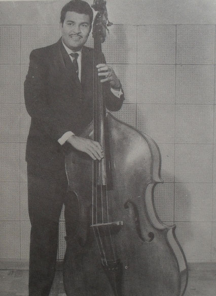 Enrique Aguilar y su bajo.