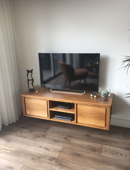 Zwevend eiken tv meubel te Wezep