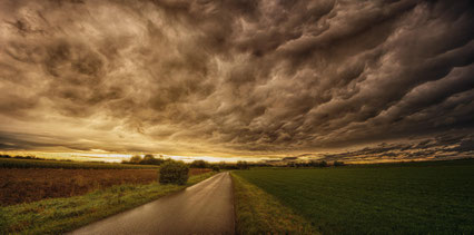 Dunkle Gewitterwolken am Himmel