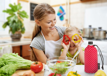 Wer saisonale Produkte kauft, frisch kocht oder eine wiederbefüllbare Trinkflasche nutzt, tut bereits einiges dafür, um umweltbewusst zu leben. Foto: djd/Emil/Stasique - Fotolia