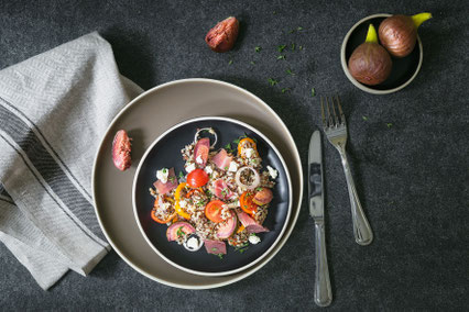 Leichte Sommerküche: Ein Quinoa-Salat mit Paprika, Feta und Serrano-Schinken ist schnell zubereitet. Foto: djd/AMC Alfa Metalcraft Corporation