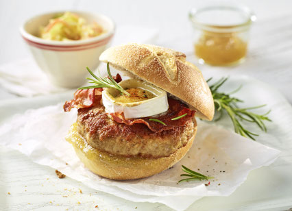 Dank der vielseitigen Möglichkeiten mit Hähnchen-, Puten- oder Entenfleisch ist der Burger eine immer wieder neue, schmackhafte Kreation - wie beispielsweise ein Puten-Burger mit Ziegenkäse. Foto: djd/Deutsches-Geflügel.de