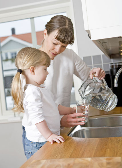 Gut 75 Prozent der Bundesbürger trinken zuhause Wasser aus der Leitung (GfK Consumer Panel 2016). Foto: djd/Forum Trinkwasser e.V./gemenacom - Fotolia