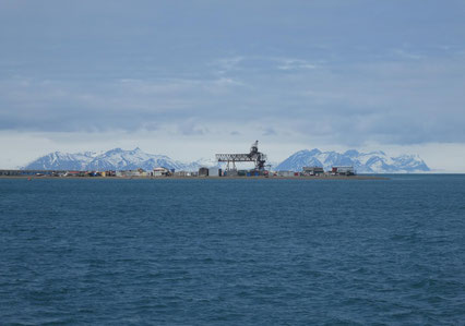 Teile von Longyearbyens Kohlehafen