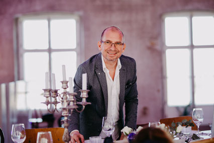 <img src=“Bilddatei.jpg“ alt=Weddingplanner Harald Winkler bei einem Styled Shooting>