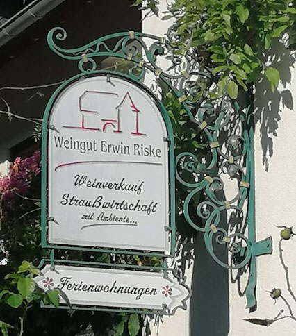 ﻿geschmiedeter Ausleger für das Weingut Erwin Riske