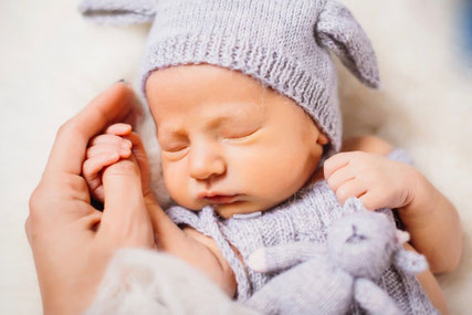 Schlafendes Baby nach der Vitamin-K-Gabe.