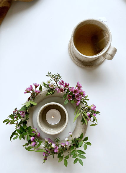 ronde-bloemenvaas-met-roze-bloemen-en-theelichtje-bovenaanzicht.jpg