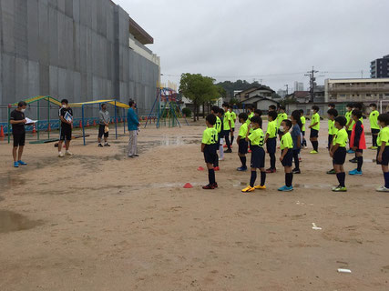 コロナへの対策にも気づかいながら練習再開の五日市で活動する少年サッカーチーム。