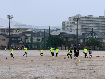 雨の中でも再開に喜ぶ五日市のサッカーチーム練習風景