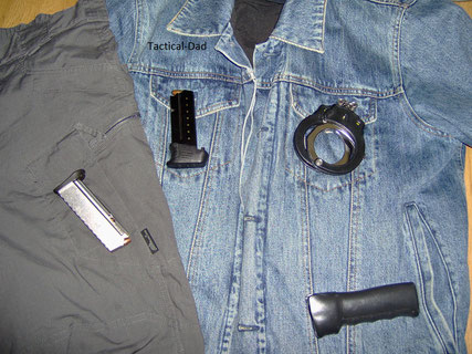 5.11 Jeansjacke mit Off-Duty EDC  (Walther PPS rechts und Walther CCP Magazin links)