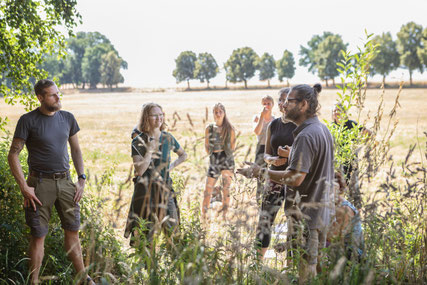 Wildwechsel Ausbildung: Gesprächskreis auf der Wiese
