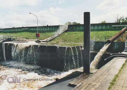 Neben der Rohrleitung der Pumpe (rechts) beördern auch noch Leitungen von Tauchpumpen Wasser in die Elbe.