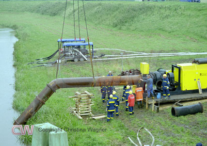 Mit dem Kran sollte das Ansaugrohr in Position gebracht.