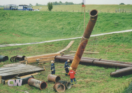 Die Rohrleitungen für die Pumpe wurden mit dem Kühl Kran entladen.