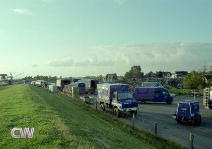 Blick auf die auf der Südseite des Hafens abgestellten THW Fahrzeuge.