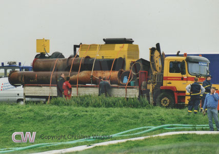 Mit einem LKW traf die Pumpe aus den Niederlanden ein.