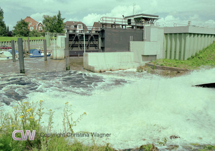 Starkregenereignis Juli 2002, Glückstadt, niederländische Hochleistungspumpen pumpen Wasser in die Elbe
