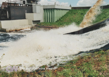Starkregenereignis Juli 2002, Glückstadt, niederländische Hochleistungspumpen befördern Wasser in die Elbe