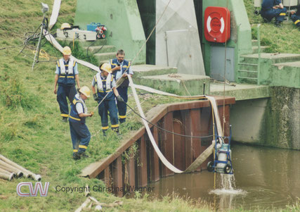 Mit Hilfe des Kranes wird eine der Tauchpumpen aus dem Schwarzwasser gehoben.