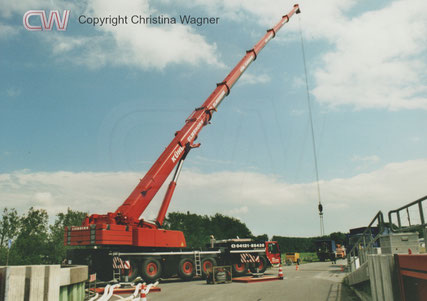 Starkregenereignis Juli 2002, Glückstadt,Kühl Elmshorn, Kranwagen unterstützt Hilfskräfte
