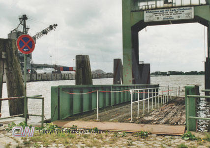Das Regenwasser und vor allem der starke Westwind ließ die Pegelstände der Elbe ansteigen. Wie hier am alten Fähranleger Glückstadt, wurde das Wasser in den Außenhafen gedrückt.