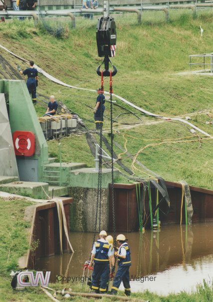 Mit dem Kran wurden auch im Bereich Schwarzwasser eingesetzte Tauchpumpen eingeholt.
