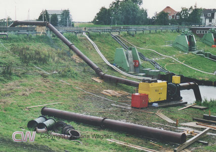 Starkregenereignis Juli 2002, Glückstadt, niederländische Hochleistungspumpen befördert Wasser in die Elbe