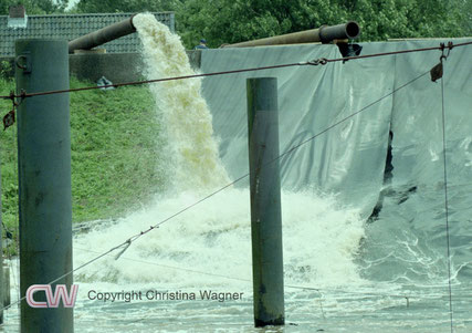 Starkregenereignis Juli 2002, Glückstadt, niederländische Hochleistungspumpen befördern Wasser aus der Marsch