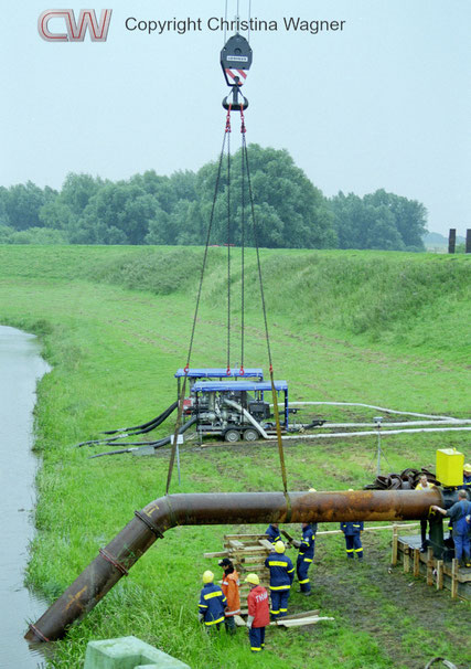 Es stellte bei der Montage des Saugrohres heraus, dass es im Bereich der Uferböschung aufsetzte. Daher musste die Pumpe verlegt werden.