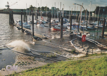 THW-Einsatz Glückstadt Juli 2002, Starkregenereignis, Wasser wird in die Elbe gepumpt