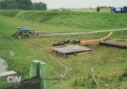 Am Schwarzwasser wurde eine Plattform für die Pumpe aufgebaut.