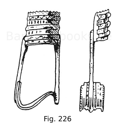 Fig. 226. Vorder- und Seitenansicht eines rechtsseitigen Steigbügels, zu einem Krippensattel gehörig, aus durchbrochenem Eisen. Mitte 15. Jahrhundert.