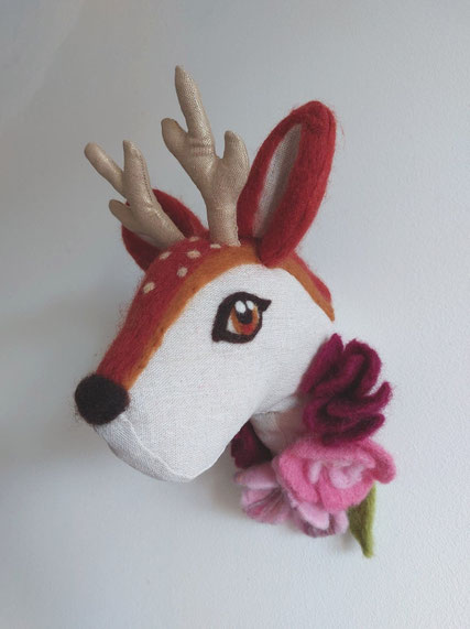 Trophée décoration chambre bébé biche fleurs feutrées fait main l'Arche de Jessica