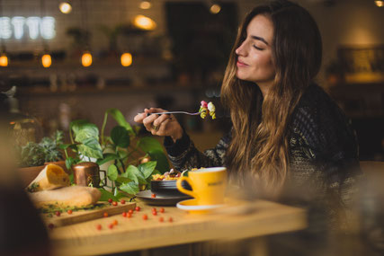 (C)pablo-merchan-montes-Orz90t6o0e4-unsplash_girl-enjoying-food