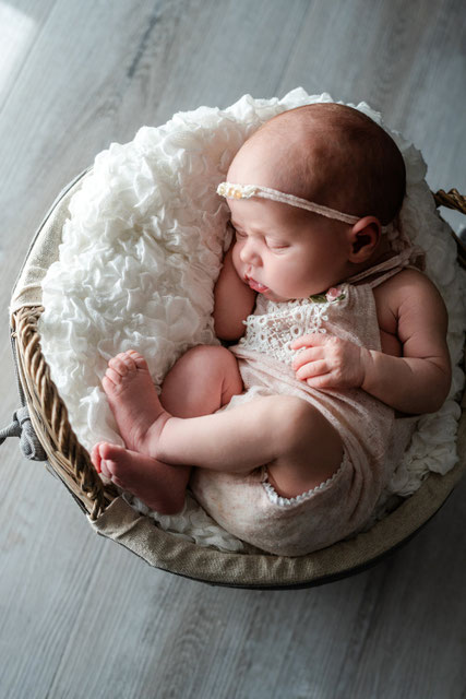 Neugeborenenshooting im Rahmen des Babypass in Leipzig – zarte Babyfotos, Nähe und Liebe der Familie in entspannter, natürlicher Atmosphäre.