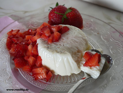 Erdbeere, Nachtisch mit Erdbeeren, Dessert, Panna Cotta mit Erdbeeren, Panna Cotta