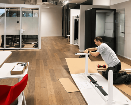 Büromöbelmontage Wien – eingerichtete Arbeitsplätze mit Schreibtischen, Trennwänden und Bürostühlen