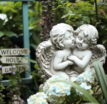 römische engel Statue in Garten Willkommen-Schild