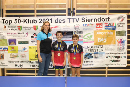 Turnierleiterin Martina Wilder gratulierte ihren Schützlingen Simon Wilder und Valentin Fiedler zu Gold.
