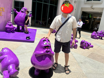 シンガポールの街中のキャラクター像(またはアート)。海外旅行での発見と、若者の成長を象徴する一枚。