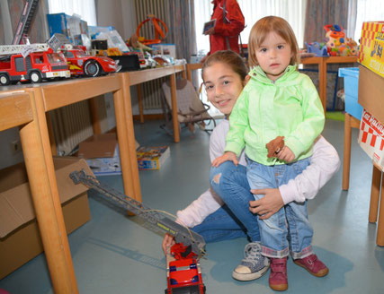 v.l. Joanna und Maditas Interesse lag auf Spielzeugautos. 