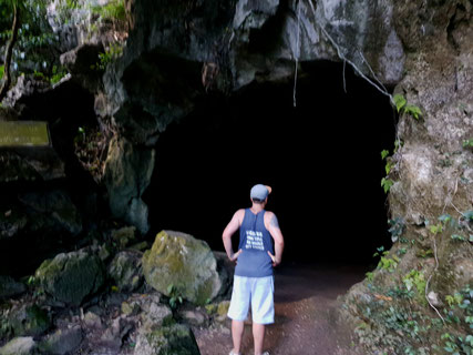 Dunkle Höhle im Nationalpark von Cuc Phuong