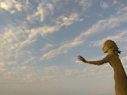 Woman saying farewell to emigrant.