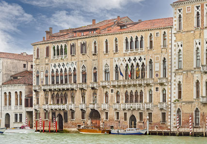 Palazzo Giustinian (links) und Ca’ Foscari vom Campo San Samuele aus