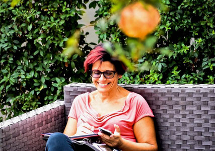 signora che sorride in un giardino