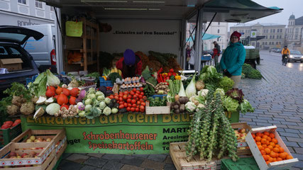 Marktstand im Oktober mit unserer Verkäuferin Theresia