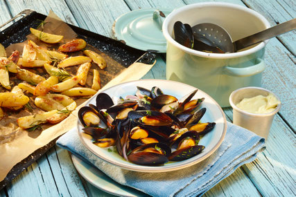 Miesmuscheln sind leicht, eiweißreich und gesund. Mit Kartoffelspalten und selbst gemachter Aioli werden sie zu einem besonderen Genuss. Foto: djd/COSTA Meeresspezialitäten