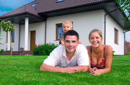 Ein schöner Rasen bereitet der ganzen Familie Freude. Sorgenfrei im Gras spielen auf strapazierfähigen Rasensorten z.B. WM-Rasenmischung