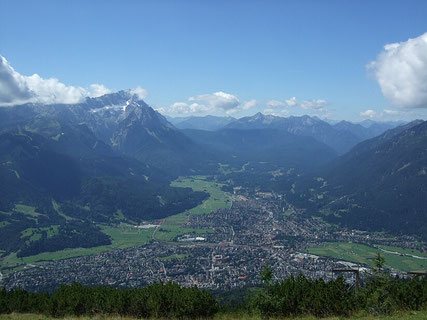 Blick vom Wank auf die Zugspitze und Garmisch-Partenkirchen